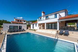 Villa with private pool, garden and seaview for max 11 Pers near Labin 5207-1