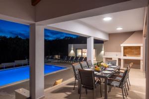 Villa with private pool, garden and seaview for max 11 Pers near Labin 5207-1