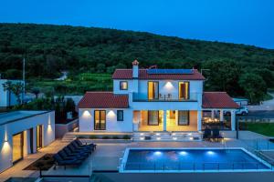 Villa with private pool, garden and seaview for max 11 Pers near Labin 5207-1