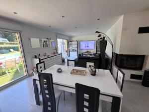 Villas Villa 4 chambres recente avec piscine et Jardin : photos des chambres