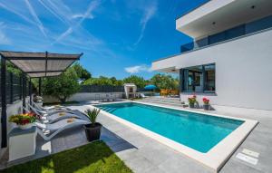 Stunning Home In Valbandon With Wifi 