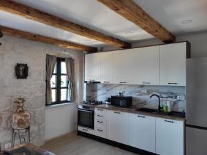 Villa Jerković-Secluded house and apartment with pool