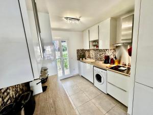 CASSIS LOVERS AND BABY Option Parking