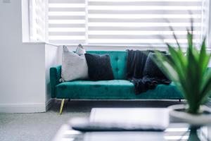 Stunning 3-Bed home in Manchester by 53 Degrees Property, Ideal for Contractor Groups & Long-term Business, FREE Parking - Sleeps 7!