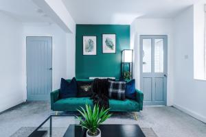 Stunning 3-Bed home in Manchester by 53 Degrees Property, Ideal for Contractor Groups & Long-term Business, FREE Parking - Sleeps 7!