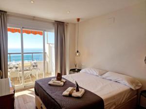 Beachfront Dream: Prime Location with Sea Views