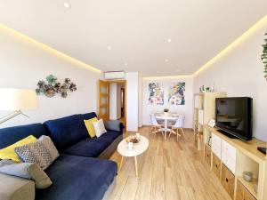 Beachfront Dream: Prime Location with Sea Views