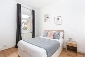 Large 3 Bedroom House with Hot Tub - Sleeps 11! - 罗奇福德