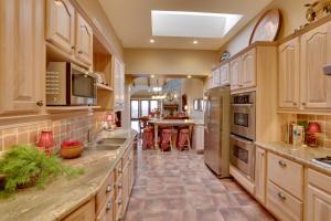 Beautiful Central Fayetteville Townhome with Views!