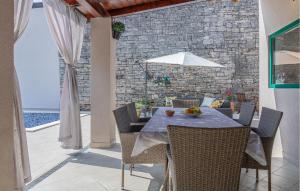 Gorgeous Home In Kresini With Wifi 