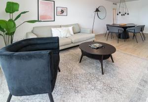 JG51B - 3 bedroom flat with gym & rooftop pool