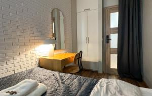 A2 - Prince Room - Warsaw City Haven - Shared Bathrooms - Self check-in