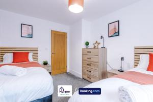 4 Bedroom House Sleeps 8 with Loft Bedroom and Pool Table in Hawarden