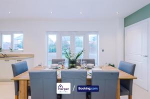 4-BR Home in Chester Sleeps 8 with Free Parking for Long and Short Stays