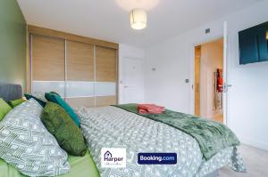 4-BR Home in Chester Sleeps 8 with Free Parking for Long and Short Stays