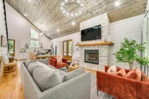 Riverfront Broken Bow Cabin with Private Hot Tub! - Eagletown