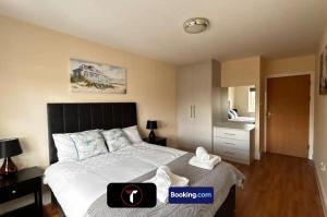 Modern 2 Bedroom Flat By Tara Stays Short Lets & Serviced Accommodation Watford With Free Parking & Nearby Warner Studios