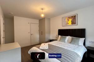 Spacious 4 Bedroom By Tara Stays Short Lets & Serviced Accommodation Aldershot With Free WiFi & Garden