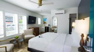 Junior Suite room in Sands Point Motel