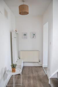 4Bedroom House At Escape & Estates Short Lets & Serviced Accommodation Stourbridge With Private Garden & Off Road Parking