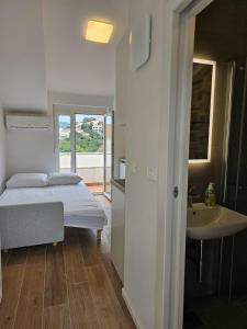 Petit Stay