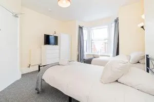 Shirley House 5, Guest House, Self Catering, Self Check in with smart locks, use of Fully Equipped Kitchen, close to City Centre, Ideal for Longer Stays and Fawley contractors - Eling