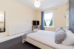 Shirley House 5, Guest House, Self Catering, Self Check in with smart locks, use of Fully Equipped Kitchen, close to City Centre, Ideal for Longer Stays and Fawley contractors