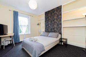 Shirley House 5, Guest House, Self Catering, Self Check in with smart locks, use of Fully Equipped Kitchen, close to City Centre, Ideal for Longer Stays and Fawley contractors