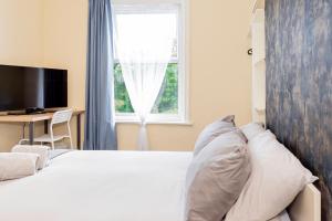 Shirley House 5, Guest House, Self Catering, Self Check in with smart locks, use of Fully Equipped Kitchen, close to City Centre, Ideal for Longer Stays and Fawley contractors