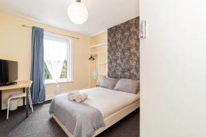 Shirley House 5, Guest House, Self Catering, Self Check in with smart locks, use of Fully Equipped Kitchen, close to City Centre, Ideal for Longer Stays and Fawley contractors