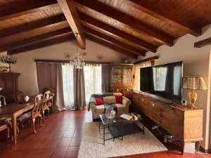 Casa indipendente con terrazzo e posto auto - Breno