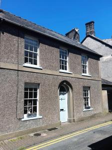 2 bed period cottage sleeps 4 in central Crickhowell