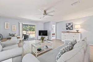 Charming and delightful getaway! Walk to Beach - Crescent Beach