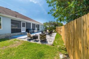 Charming and delightful getaway! Walk to Beach