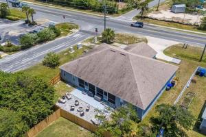 Charming and delightful getaway! Walk to Beach