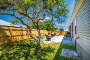 Fully Equipped Beach Paradise! Walk to Beach!