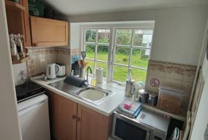 The Old Dairy, comfy 1 bedroom apartment with lounge,bathroom and kitchenette near town, pubs and walks