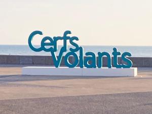 Rooftop terrasse vue phare et mer