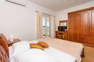 Apartment and Rooms Artina