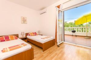 Apartment and Rooms Artina