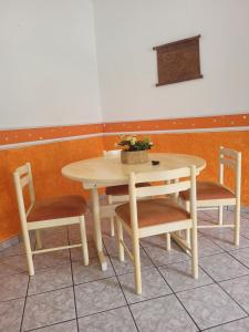 Praia Enseada - Apto 03 Quartos - 02 Vagas na Garagem - Com Elevador - 550M da Areia