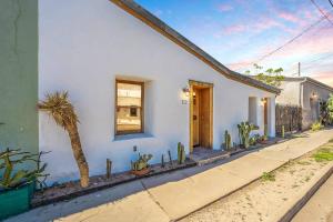 Historic 1900 Adobe Downtown Barrio Retreat