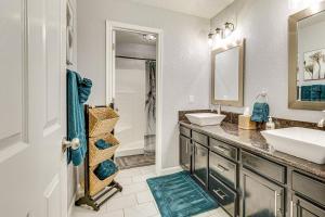 5 Mi to Beach Poolside Paradise in Lake Havasu!