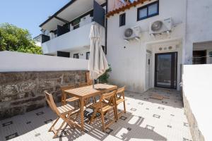 Host Wise - Elegant Colorful House w Private Terrace