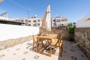 Host Wise - Elegant Colorful House w Private Terrace