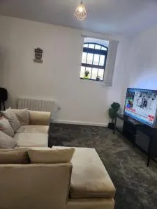 Home away from Home - 特伦特河畔伯顿