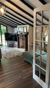Squirrel Lodge at Owlet Hideaway - with Hot Tub, Near York
