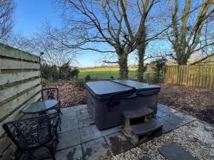 Squirrel Lodge at Owlet Hideaway - with Hot Tub, Near York