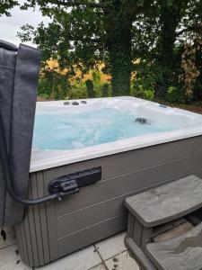 Squirrel Lodge at Owlet Hideaway - with Hot Tub, Near York