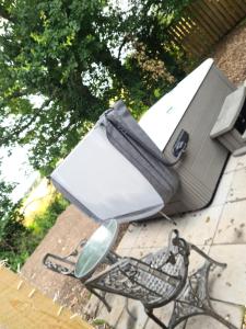 Squirrel Lodge at Owlet Hideaway - with Hot Tub, Near York